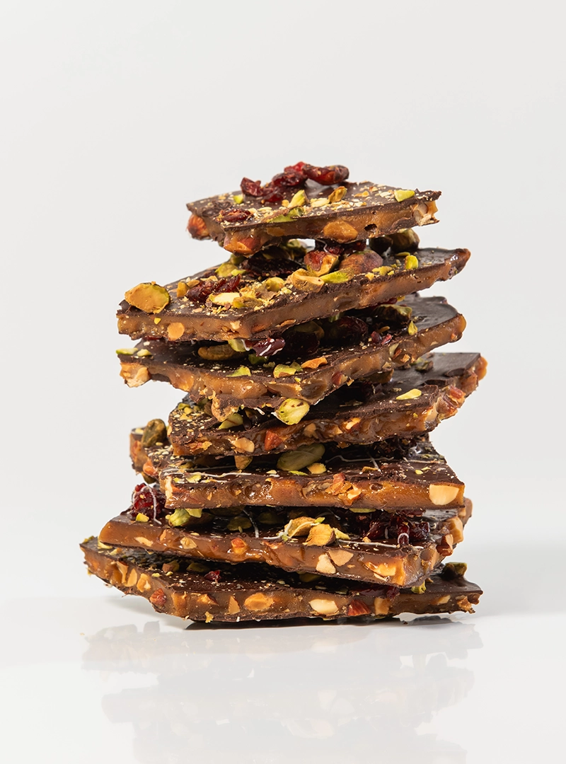 Toffee Amargo con arándanos y pistachos